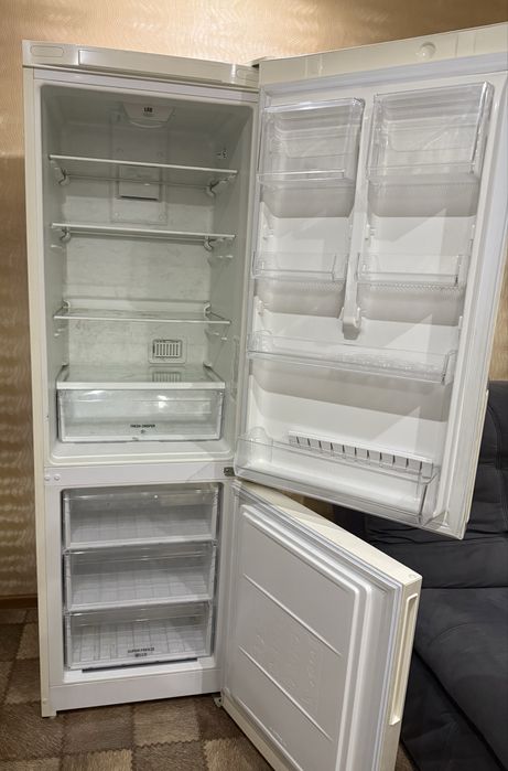 Холодильник в отличном состоянии Марка Hotpoint Ariston