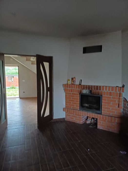Casă cu etaj de vânzare
