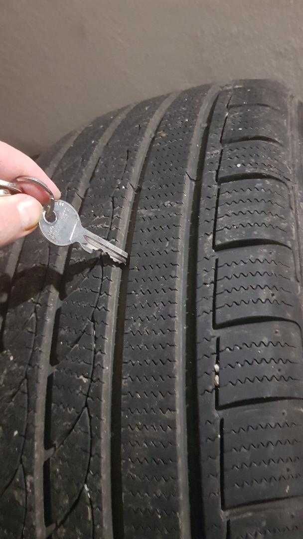 Зимни гуми на колата.