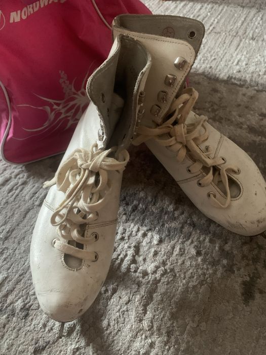 Коньки фигурные, размер 40. В хорошем состоянии. Белые. Натур. кожа.