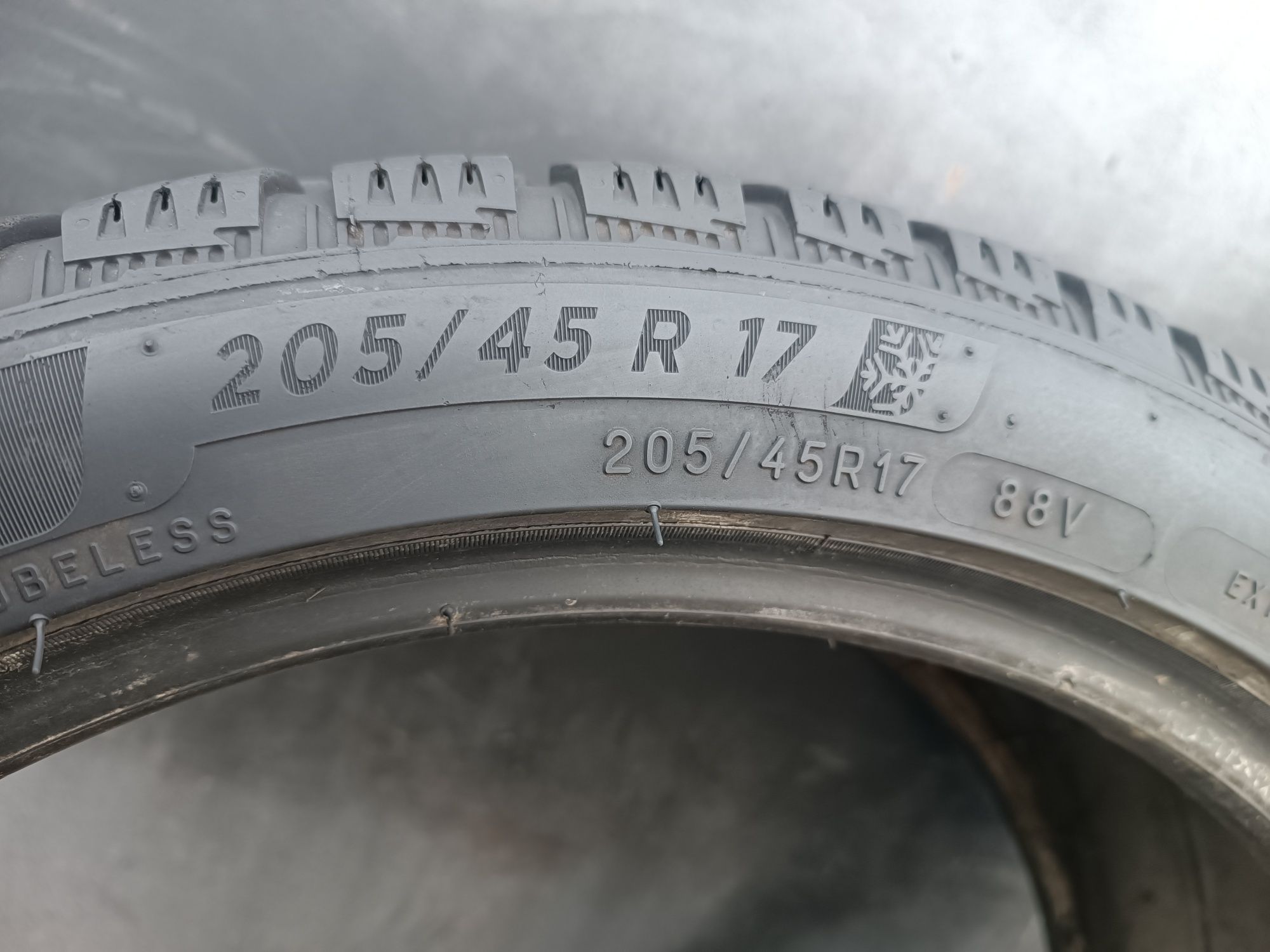 2бр, зимни гуми 205/45/17 Michelin Дот 22