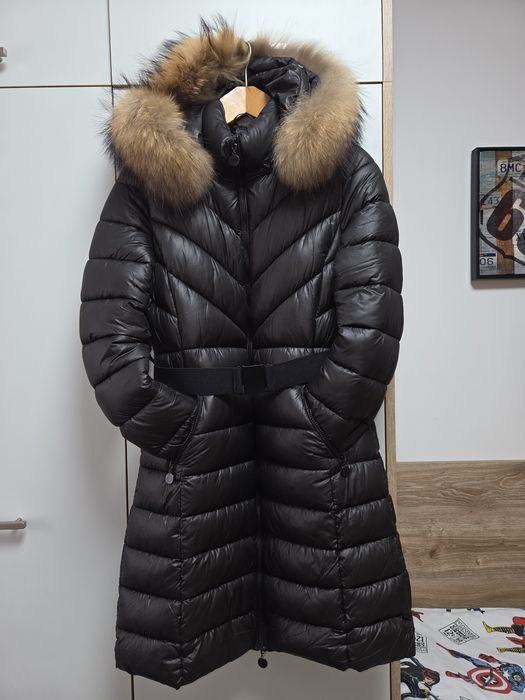 Дамско зимно яке с качулка от естествен косъм.