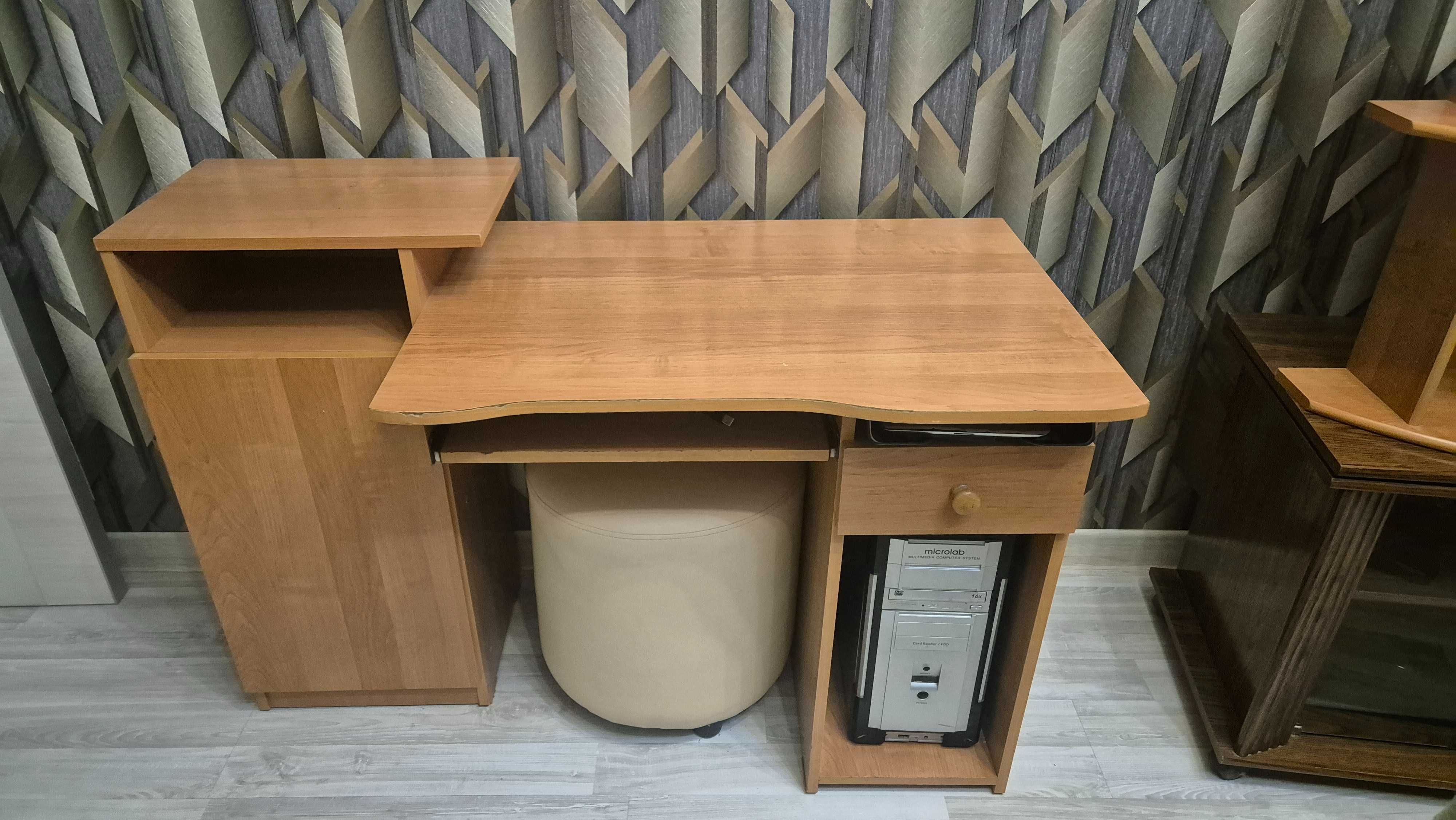 Продам компьютерный стол