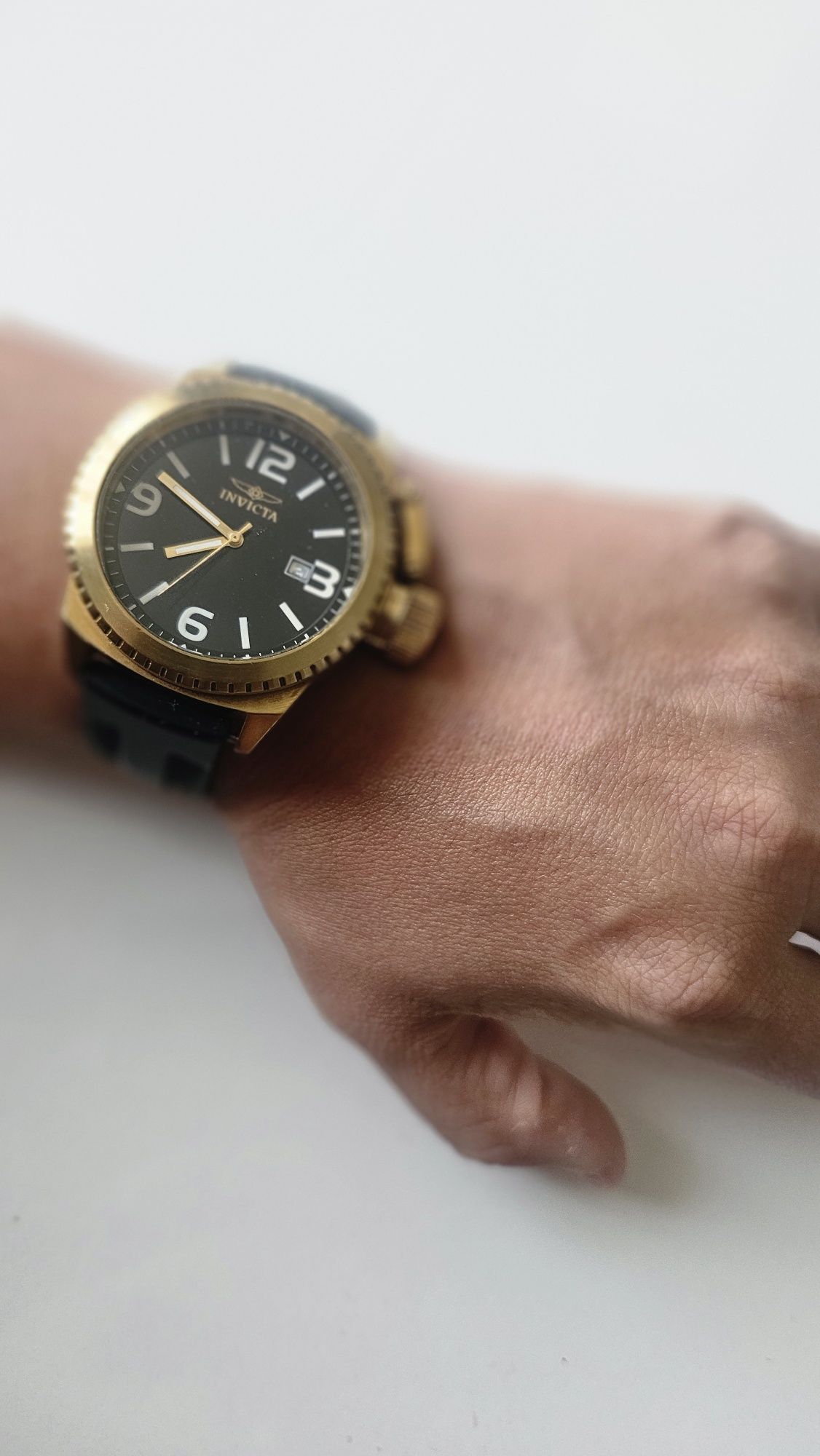 Часовници Invicta и Hector H
