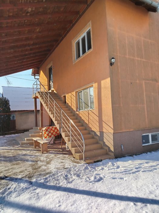 Casă de închiriat