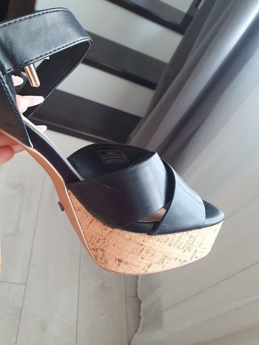 Sandale cu platformă