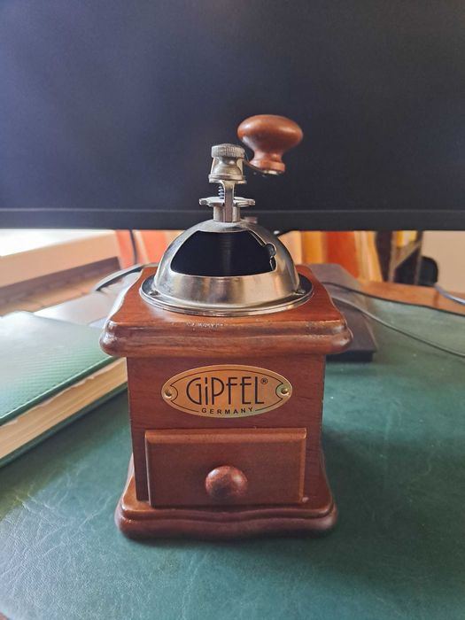 Кофемолка ручная деревянная Gipfel
