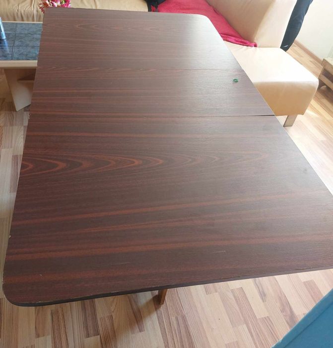 Masa extensibila de 6-8 persoane. Vand urgent