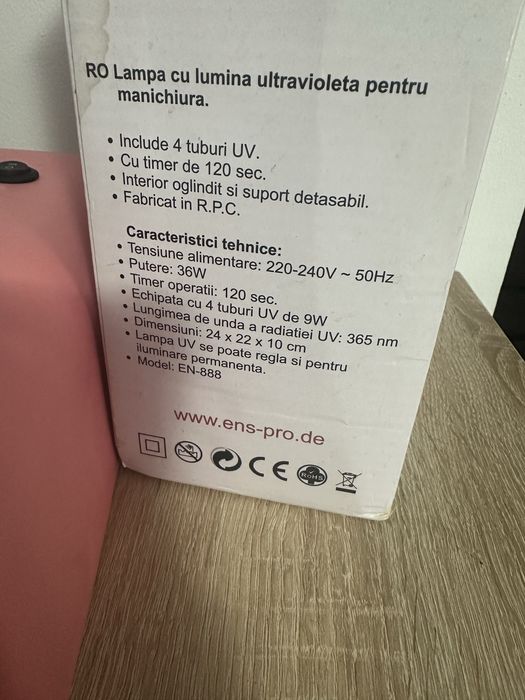 Lampa cu lumina ultravioleta pentru manichiura