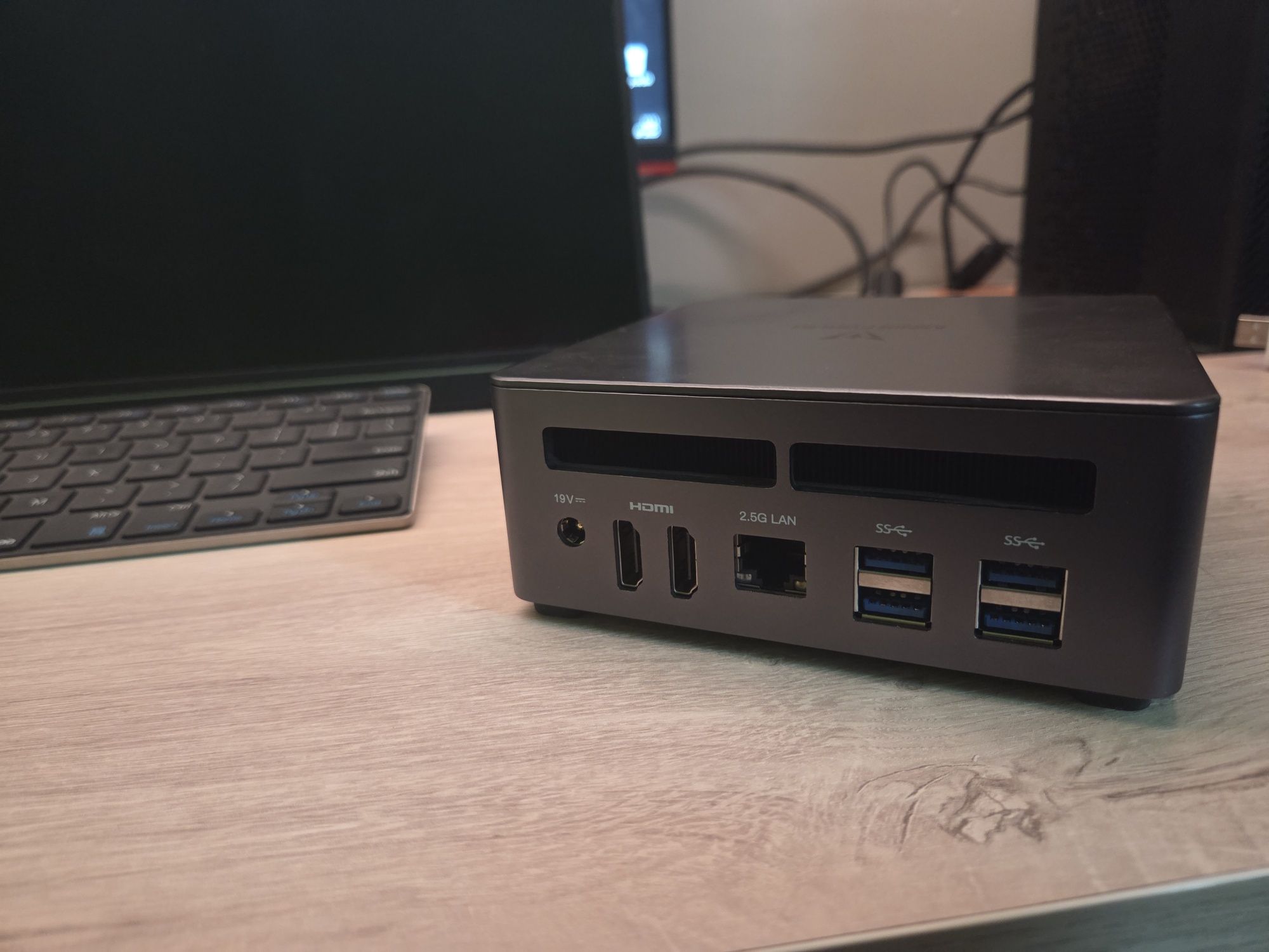 MiniPC Minisforum UM760 Pro, AMD Ryzen 7640HS, 16GB RAM DDR5, SSD 1TB