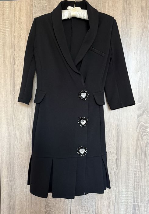 Черна рокля с декоративни копчета