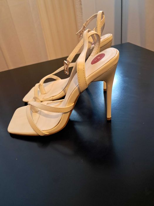 Sandale albe noi,nepurtate,UK.(no 35)