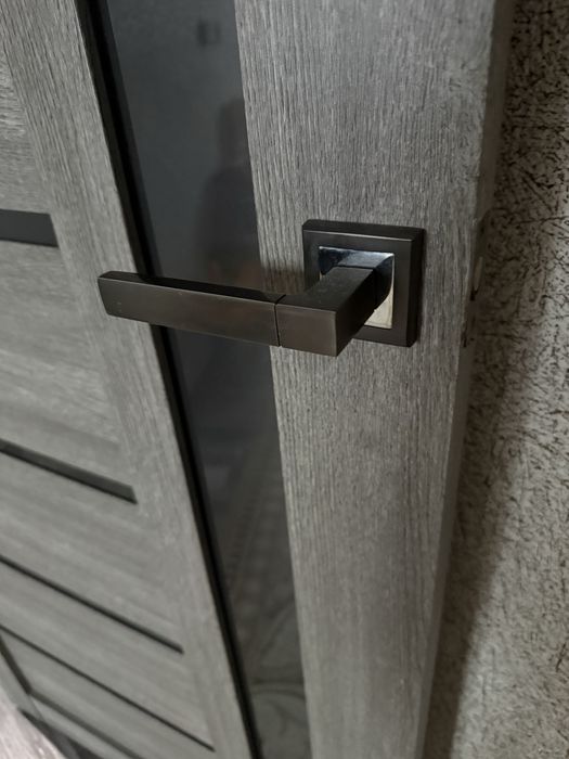 Продам дверное полотно с ручкой (с 2х сторон!) 15.000т