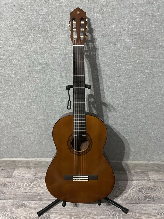 Продается гитара классическая Yamaha C40