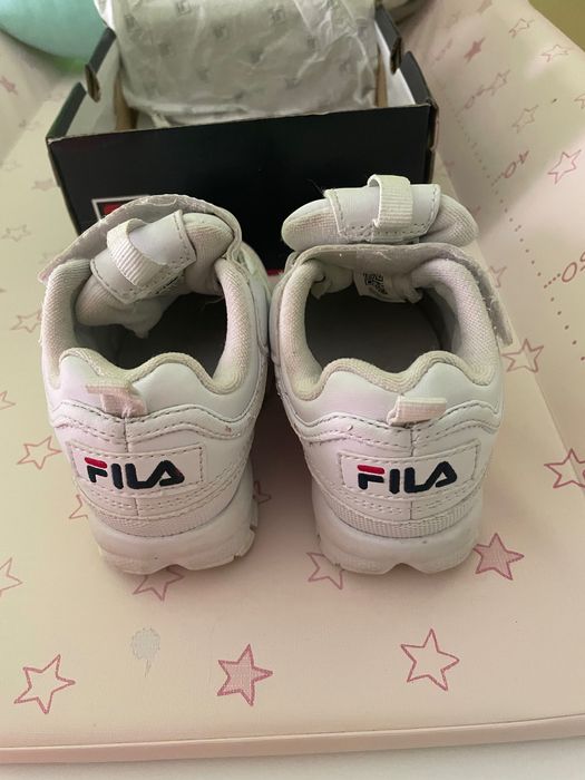 Детски бели кецове фила