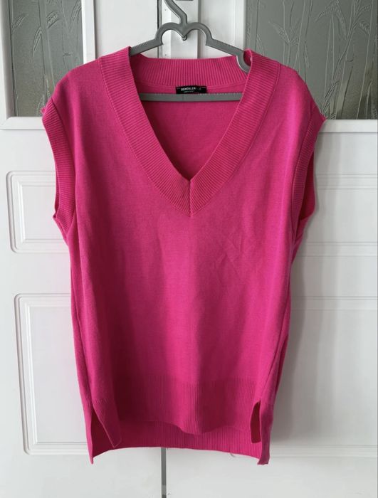 Яркая безрукавка