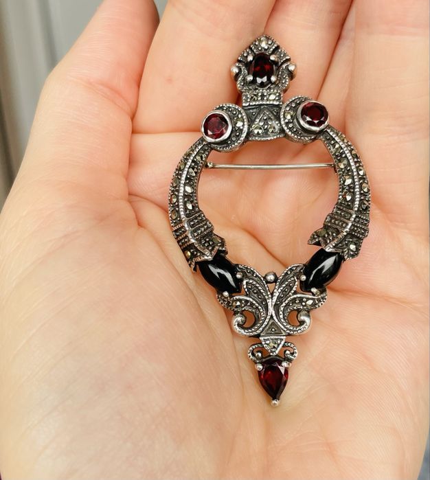 Brosa argint granate si marcasite