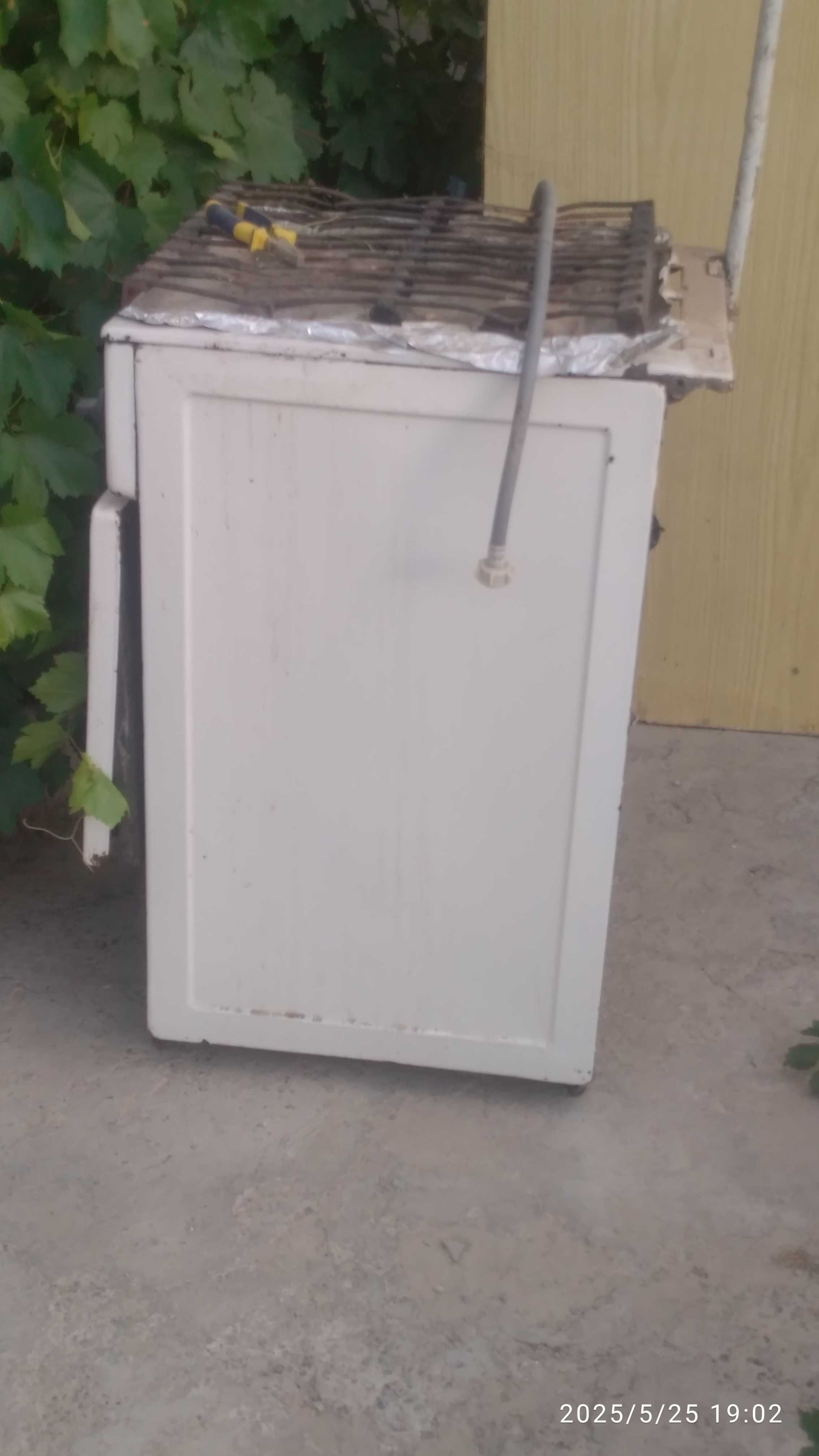 Продается газовая плита,кровать металлическая и шкаф, цена договорная
