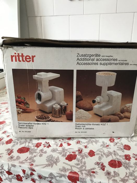 Masina electrica de macinat carne si de facut carnati.