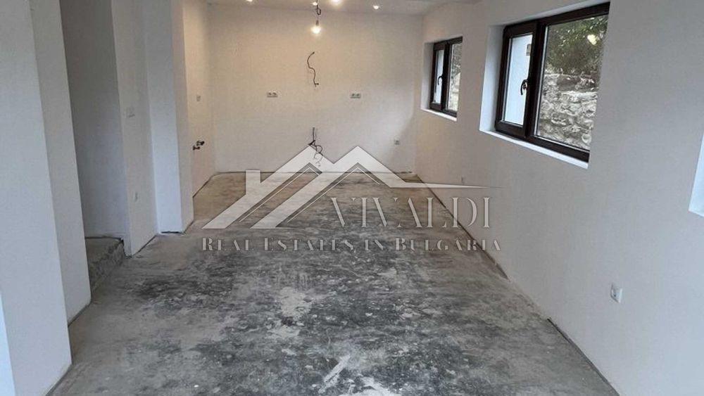 Просторна триетажна къща с парцел в село Осеново, област Варна