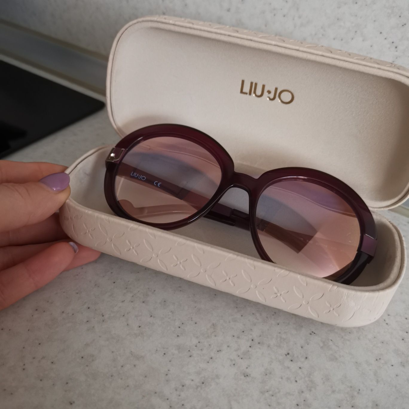 Слънчеви дамски очила на марката Liu jo