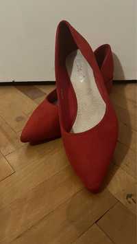 Червени обувки на нисък ток