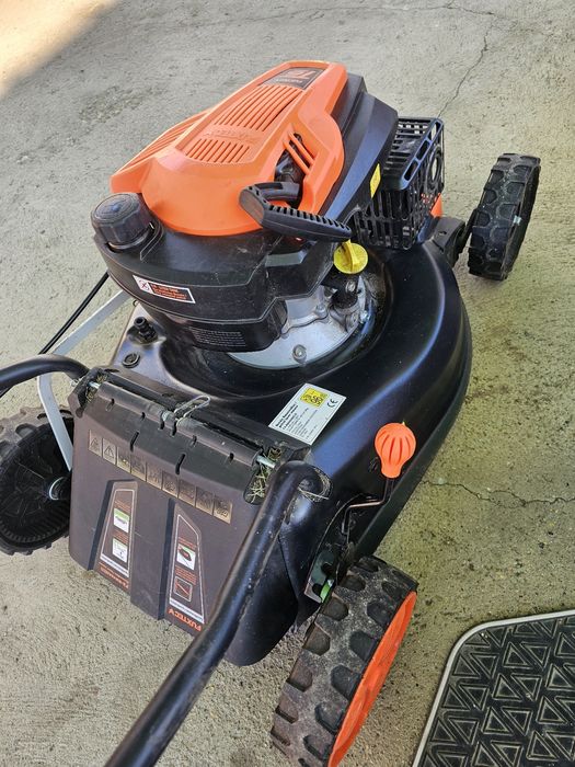 Masina de tuns iarba  benzina