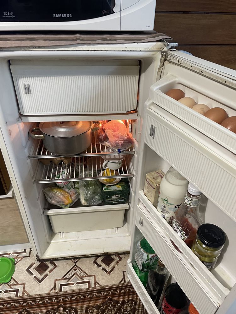 Хладилник с горна камера Мраз 140