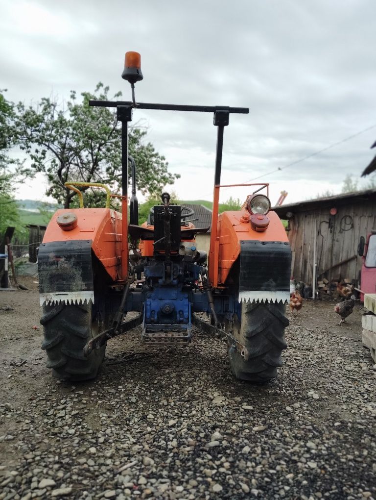 Vând tractor u445 și Balotiera Welger ap 41 și cositoare