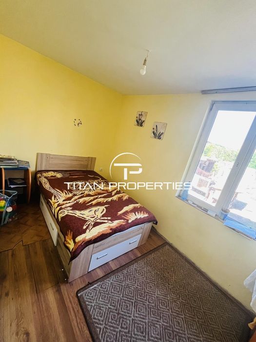 Ексклузивна оферта! Едноетажна къща с двор в кв. Долно езерово