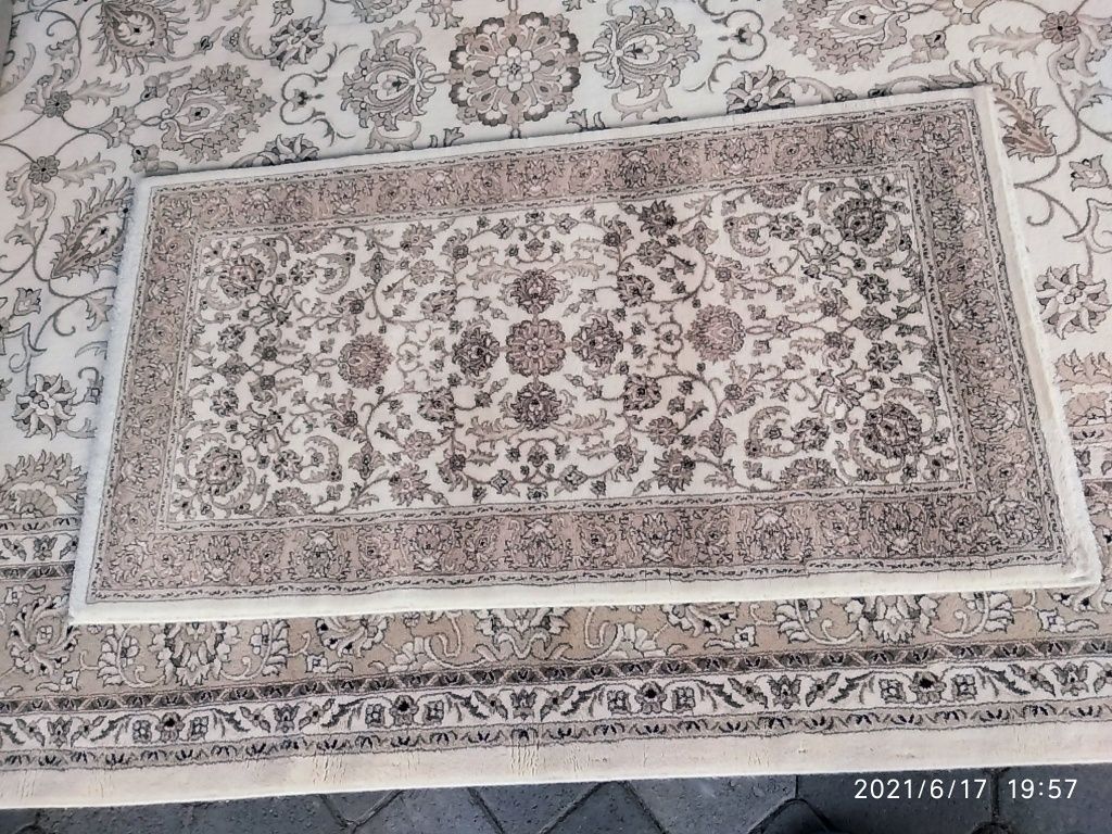 Продам ковер 2.5х3.5, шерстяной, и два  коврика