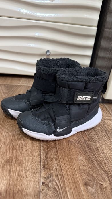 Продам дутики Nike