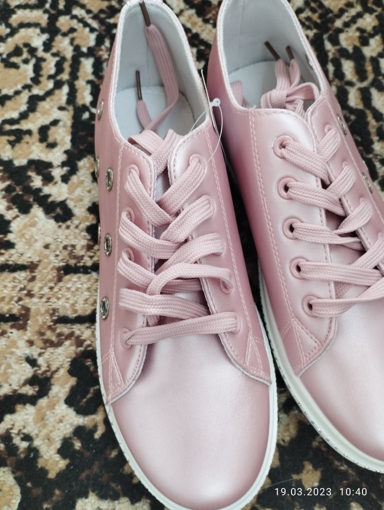 нови розови обувки