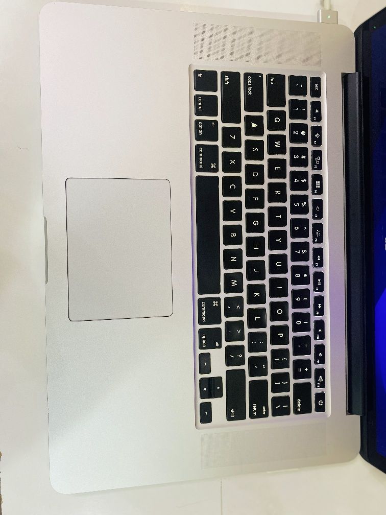 MacBook Pro 15" (mid-2015) — 16GB RAM, 1TB SSD, 2.2 GHz.