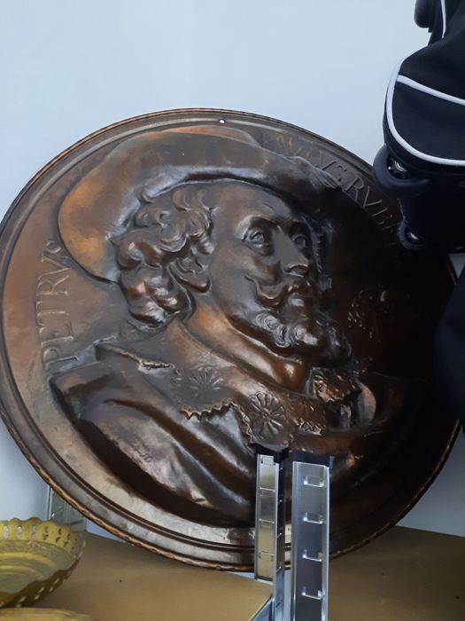 Свешник, лампион и медна картина