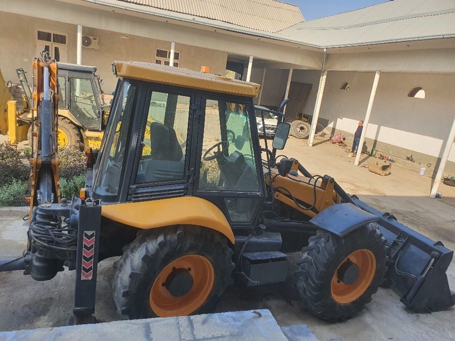 Maxsus texnika JSB 4x4 traktori sotiladi