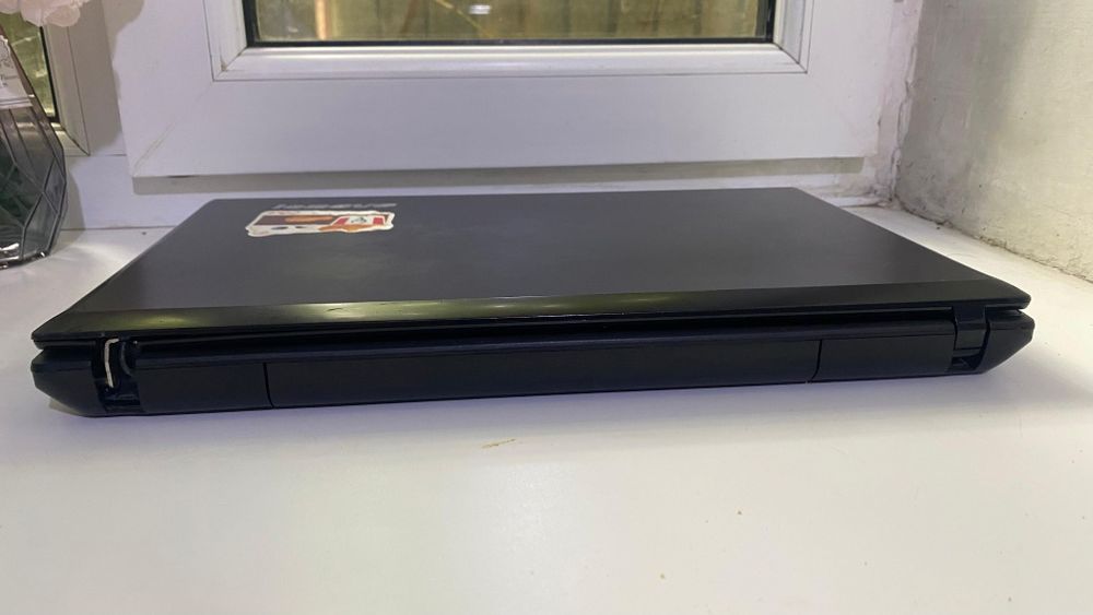 Продам core i3 батарейка новый,ссд,ощу6гбпрогамма новый
