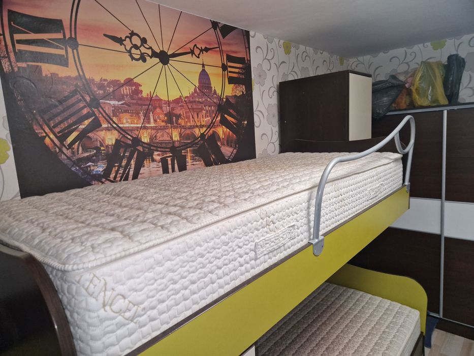 Двуетажно легло с много шкафове