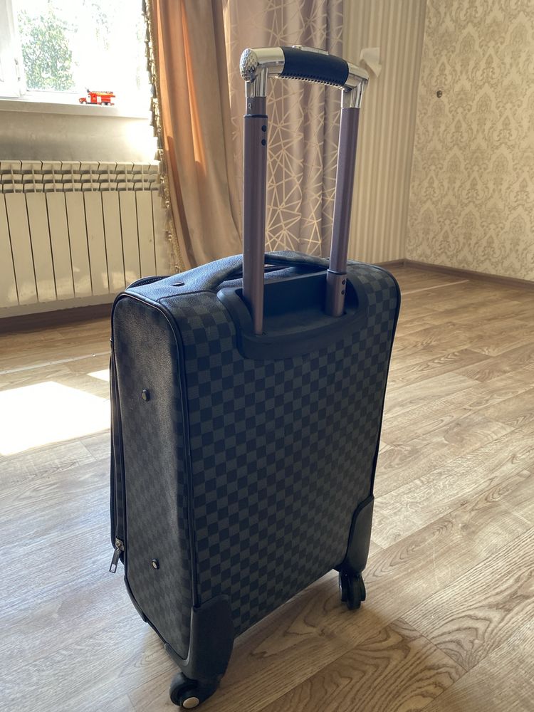 Продам чемодан ручная кладь