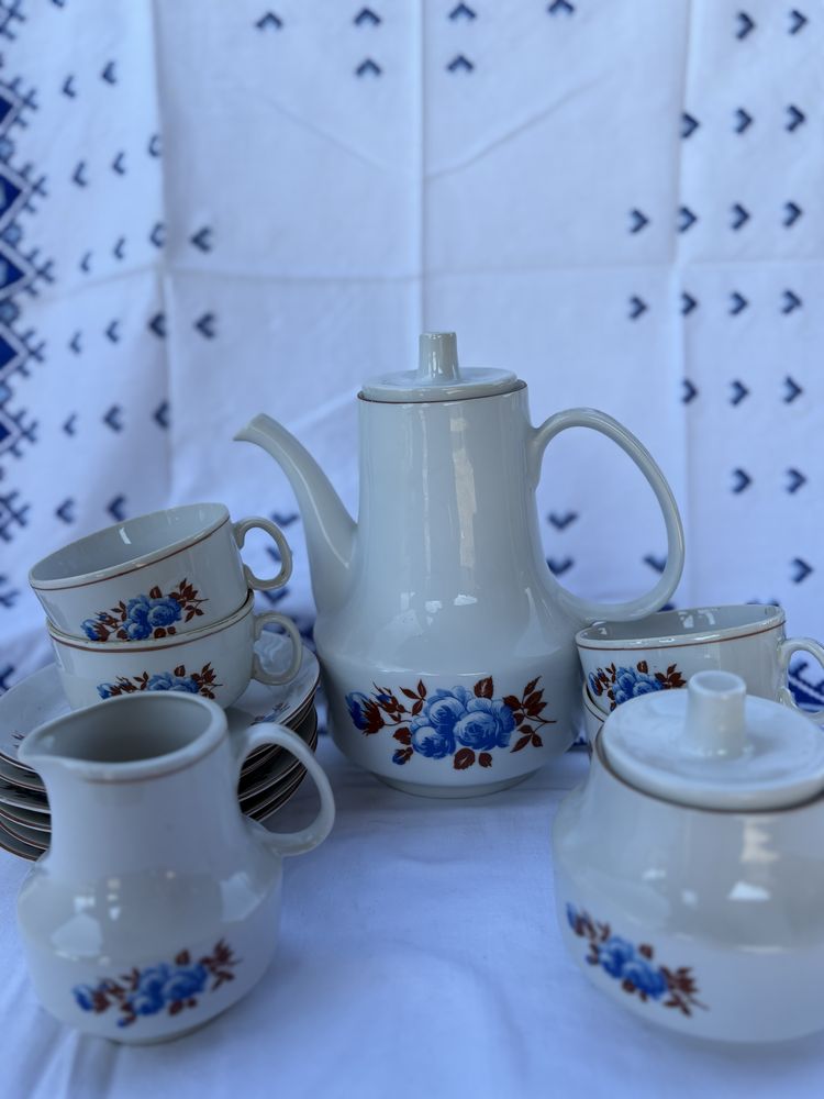 Сервиз с чаши и канички, захарница