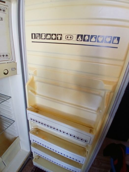 Холодильник  работает