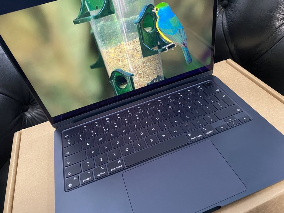 MacBook Air 13-inch / Apple M2 / 8 GB/ 256 GB / Ca nou |