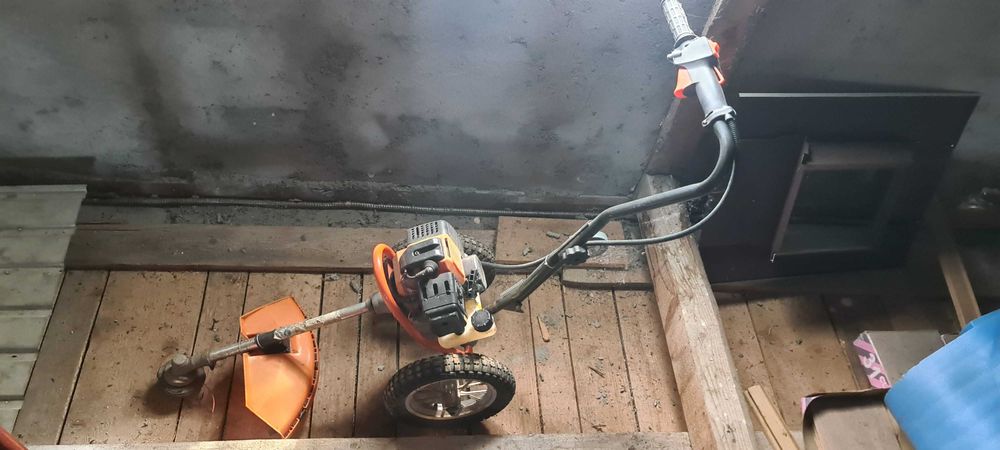 Motocoasa pe roti