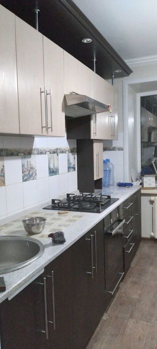 Кухонный гарнитур в хорошем состоянии встроенный