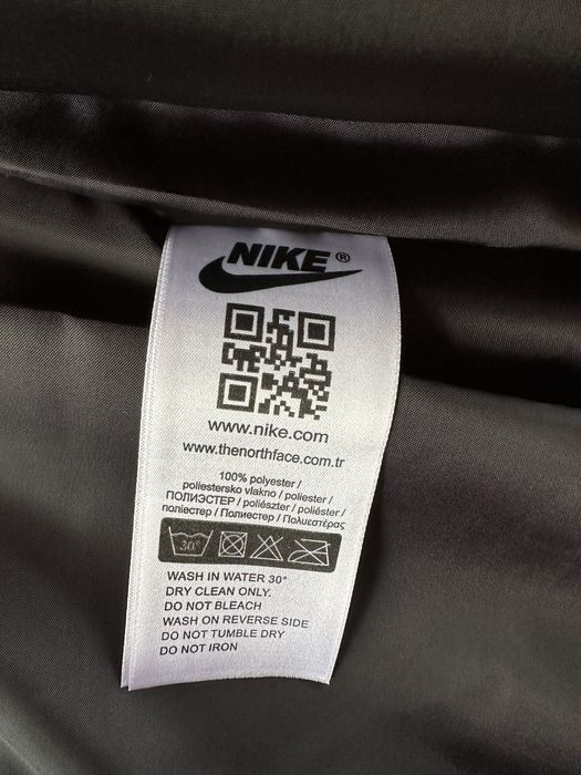 Мъжки,черен елек Nike без качулка с ципове на джобовете