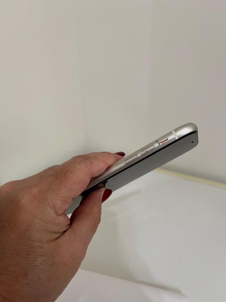 iPhone 11 / 128GB