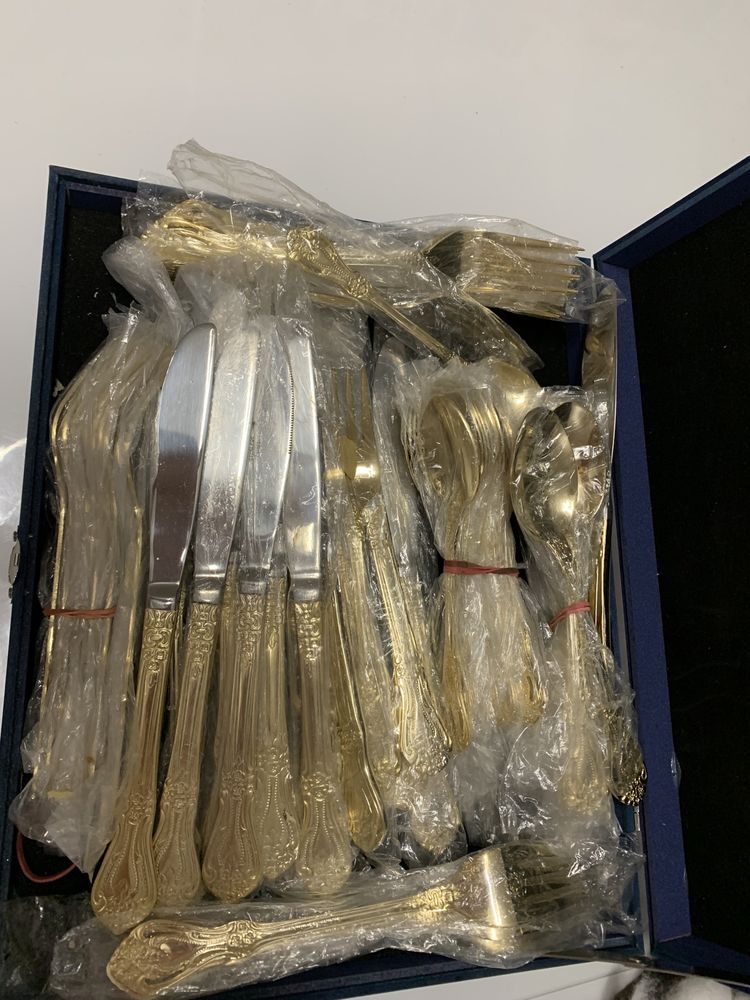Set tacamuri aurite 12 persoane 84 piese
