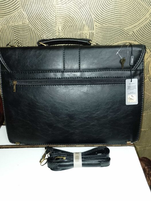 Мъжка  бизнесчанта на АРТ93 , чанта с шифър  и чанта за лаптоп