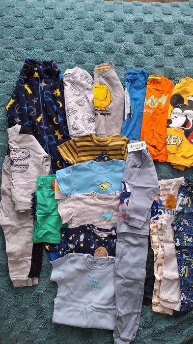 Продам одежду на мальчика 3-4г(комбинезон,штаны,футболки,кофты))