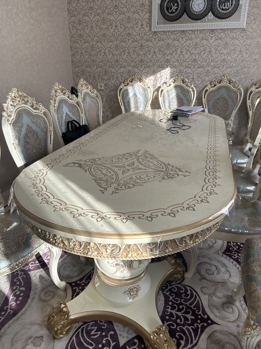 Стол и сиулья для гостиной